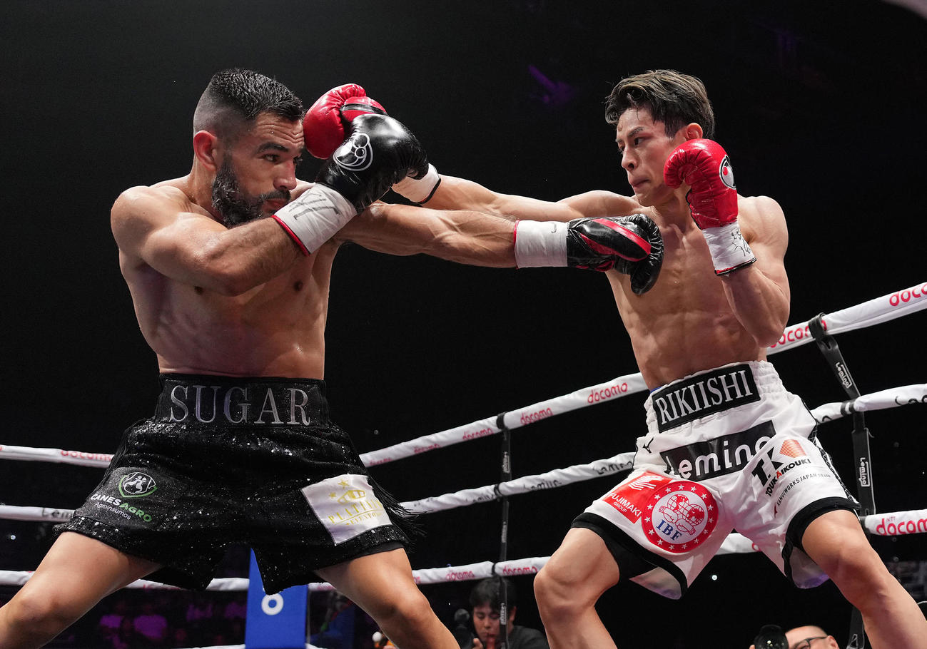 2回、打ち合う力石（右）とヌニェス（撮影・鈴木みどり）