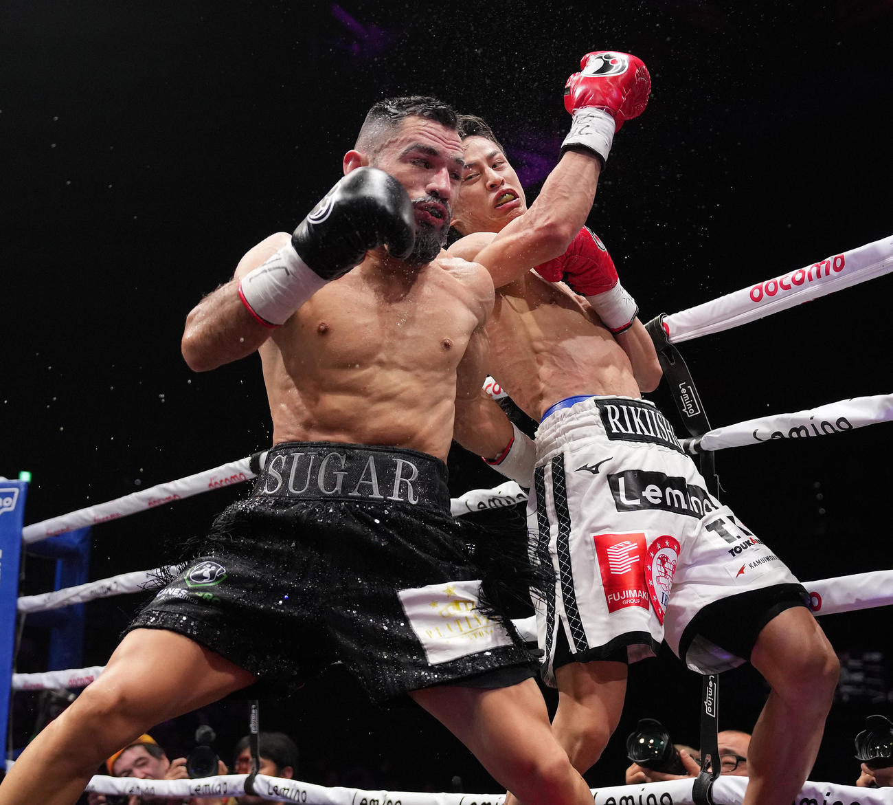 3回、打ち合う力石（右）とヌニェス（撮影・鈴木みどり）