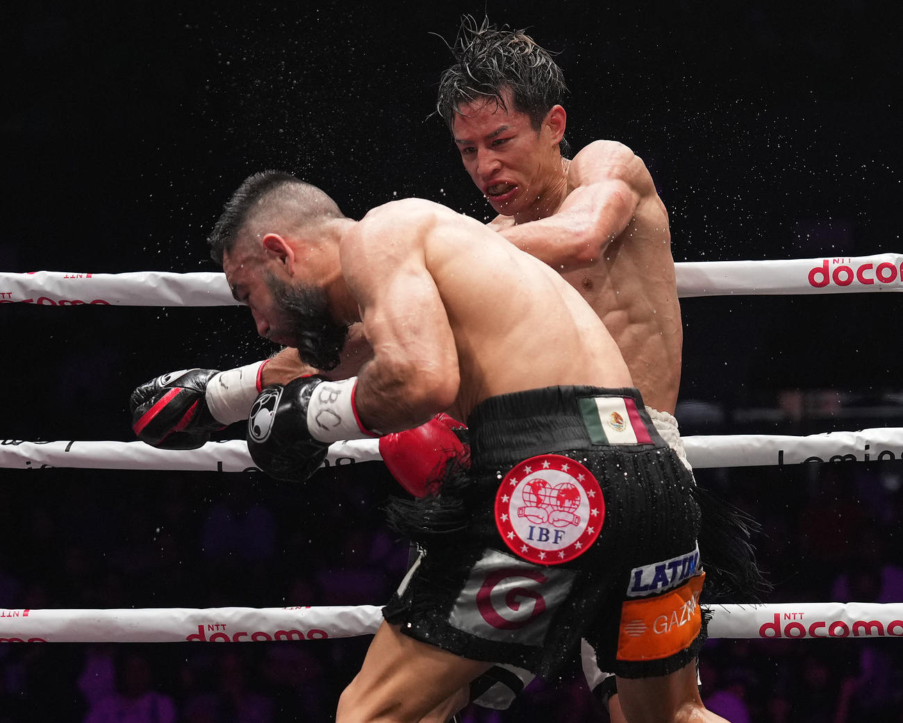 7回、左フックを決める力石（右）（撮影・鈴木みどり）