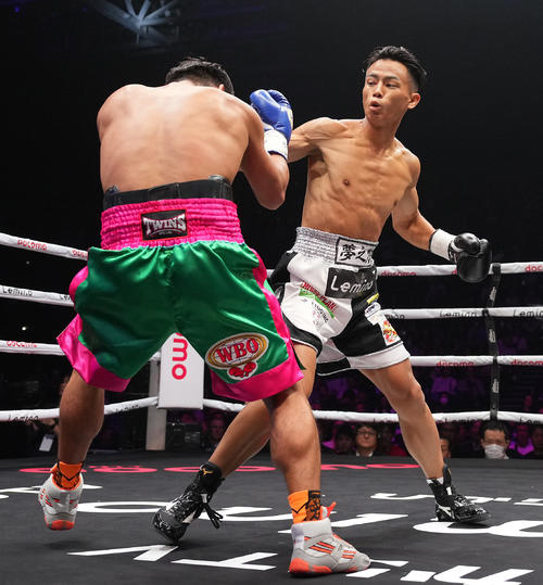 1回、右フックを浴びせる武居（右）（撮影・鈴木みどり）