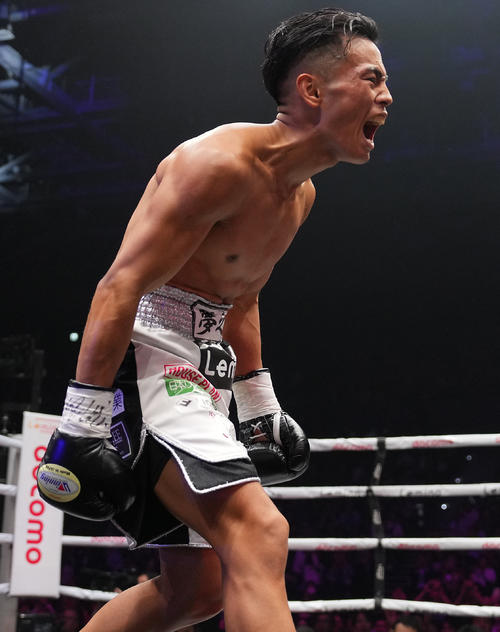 1回、TKO勝ちに雄たけびを上げる武居（撮影・鈴木みどり）