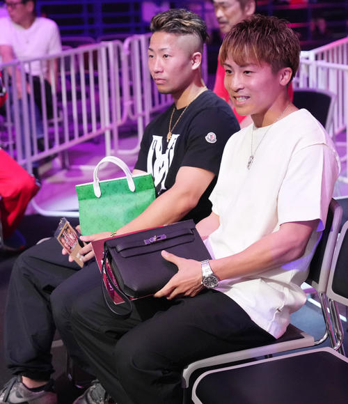 リングサイドで観戦する井上尚（右）と井上拓の兄弟（撮影・鈴木みどり）