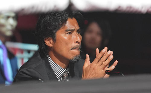 試合を見つめる中沢佑二氏（撮影・鈴木みどり）