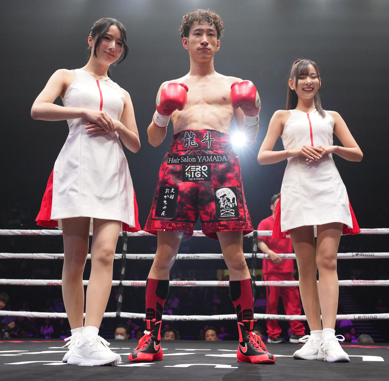 1回、KO勝ちで写真に納まる山田（中央）とラウンドガールの月野もも（左）、小湊美月（撮影・鈴木みどり）