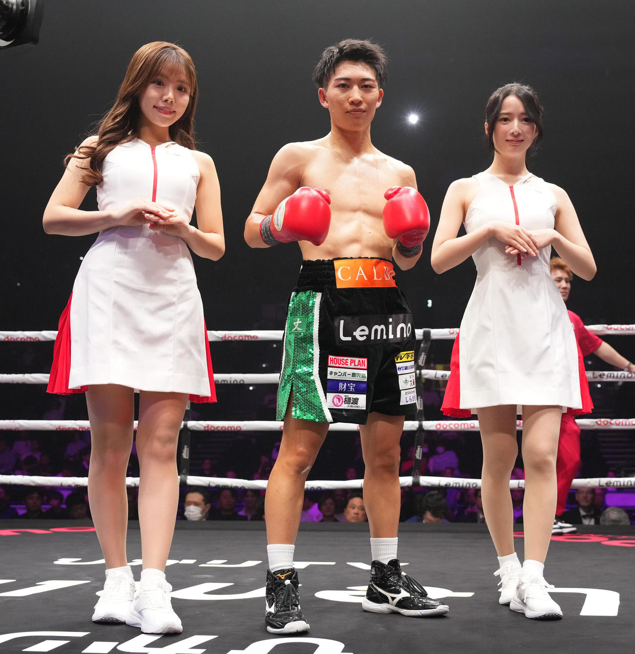 TKO勝ちの荒竹（中央）はラウンドガールの月野もも（右）、夏川いづみと写真に納まる（撮影・鈴木みどり）