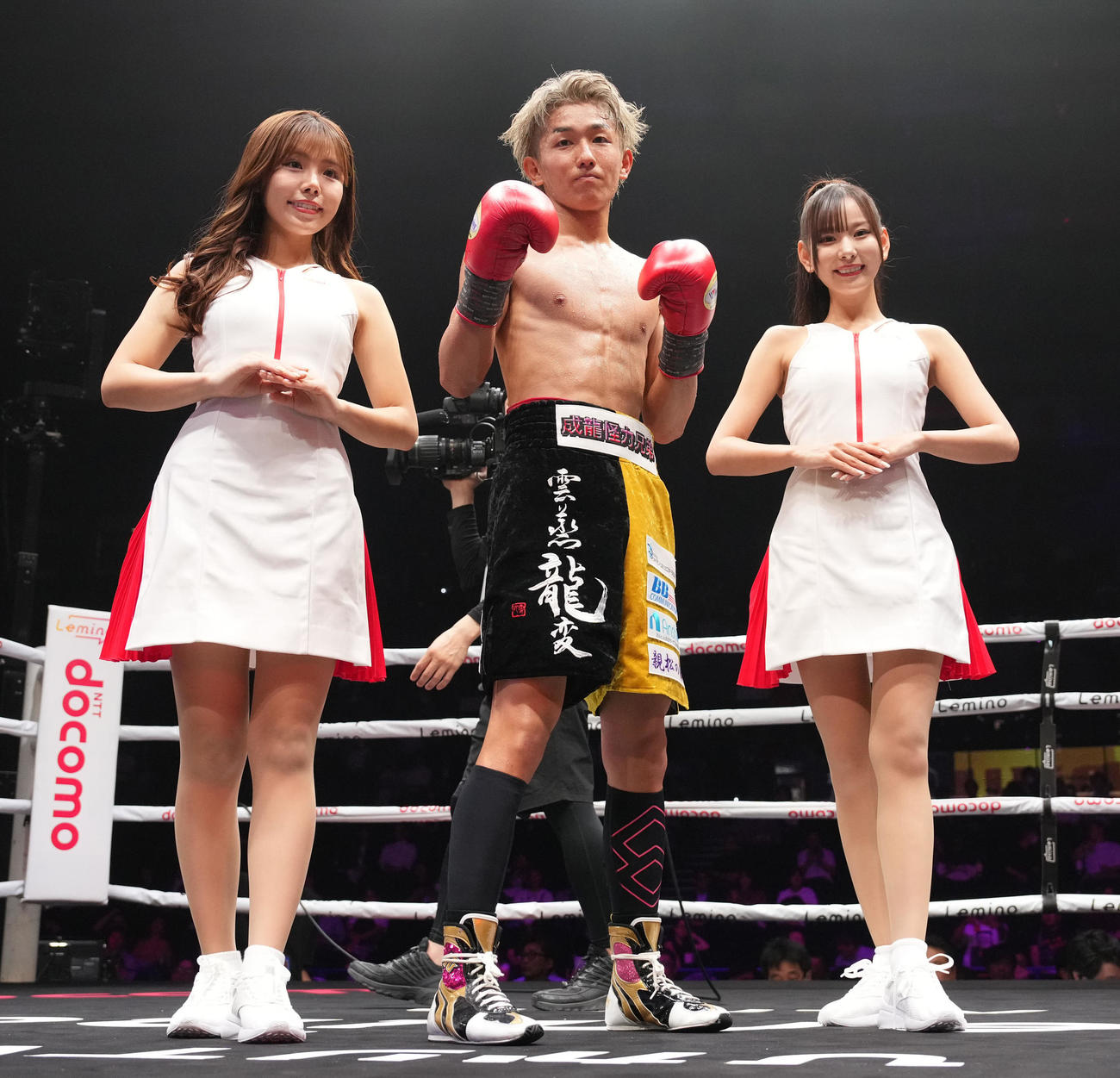 勝利し写真に納まる磯金（中央）とラウンドガールの夏川いづみ（左）と小湊美月（撮影・鈴木みどり）