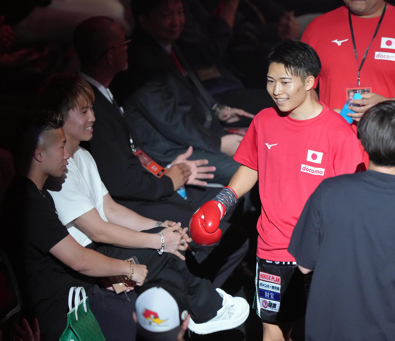 試合前、井上尚（左から2人目）、井上拓（左端）の声援に笑顔を見せる荒竹（撮影・足立雅史）