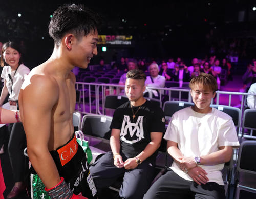 井上尚弥が所属ジム興行のダブル世界戦に来場 出場選手たちを激励し
