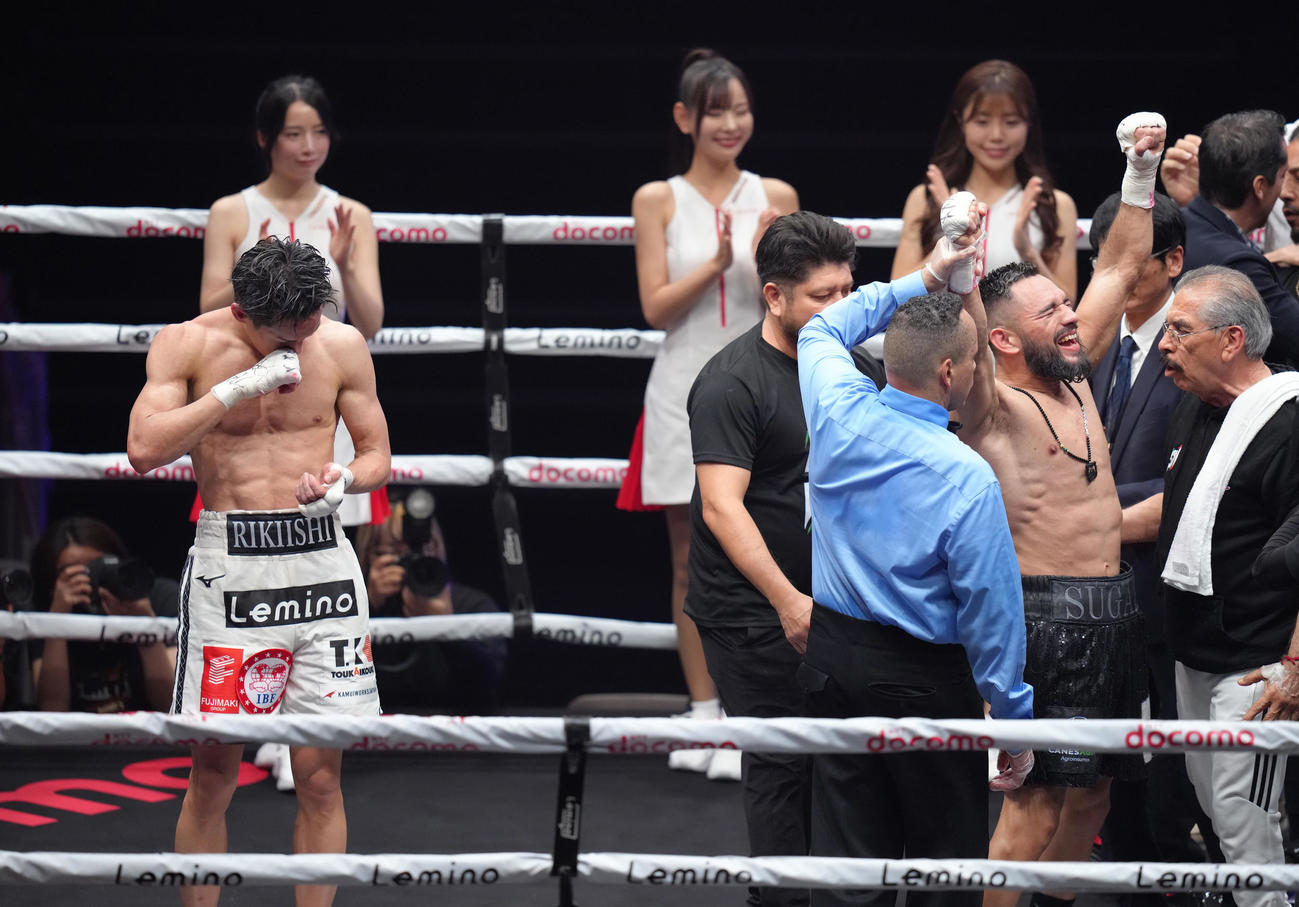 力石（左）はヌニョスに敗れる（撮影・足立雅史）