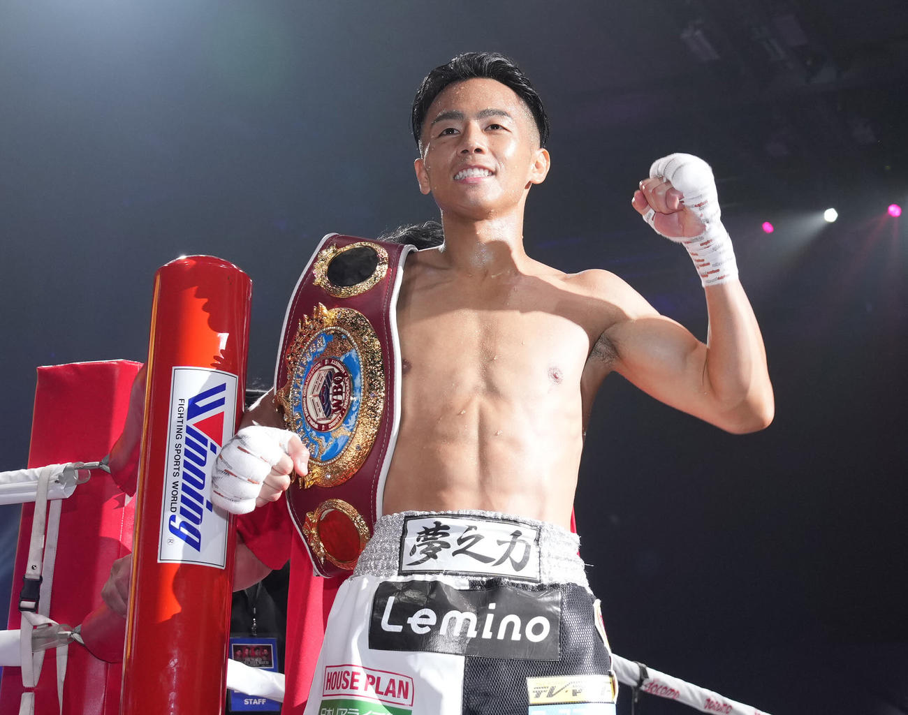 1回TKO勝ちでファンの声援に笑顔の武居（撮影・鈴木みどり）