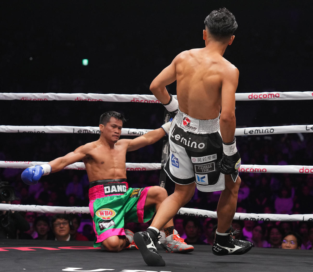 1回、3度目のダウンを奪う武居（手前）（撮影・鈴木みどり）