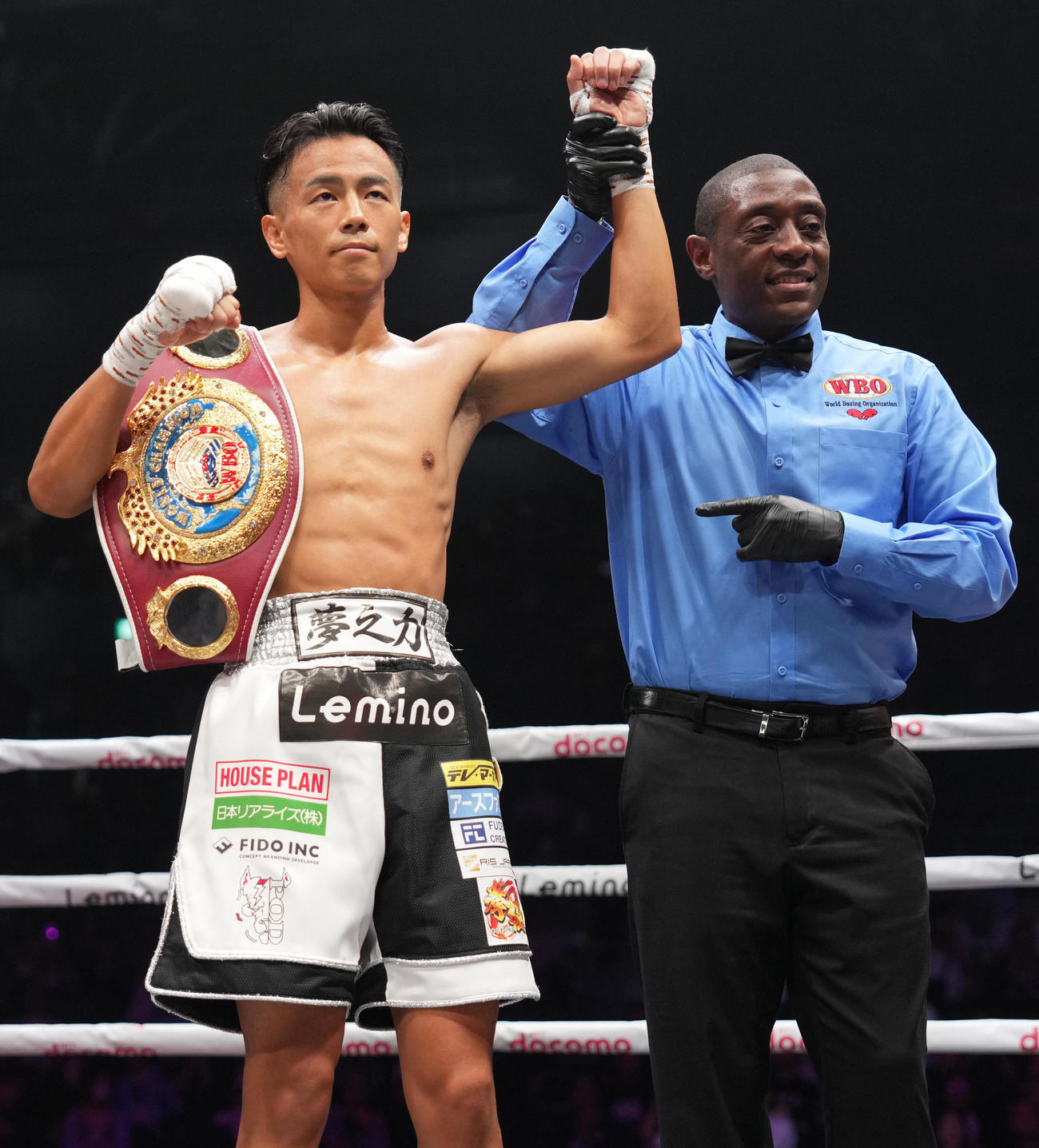 1回TKO勝ちで勝ち名乗りを受ける武居（左）（撮影・鈴木みどり）