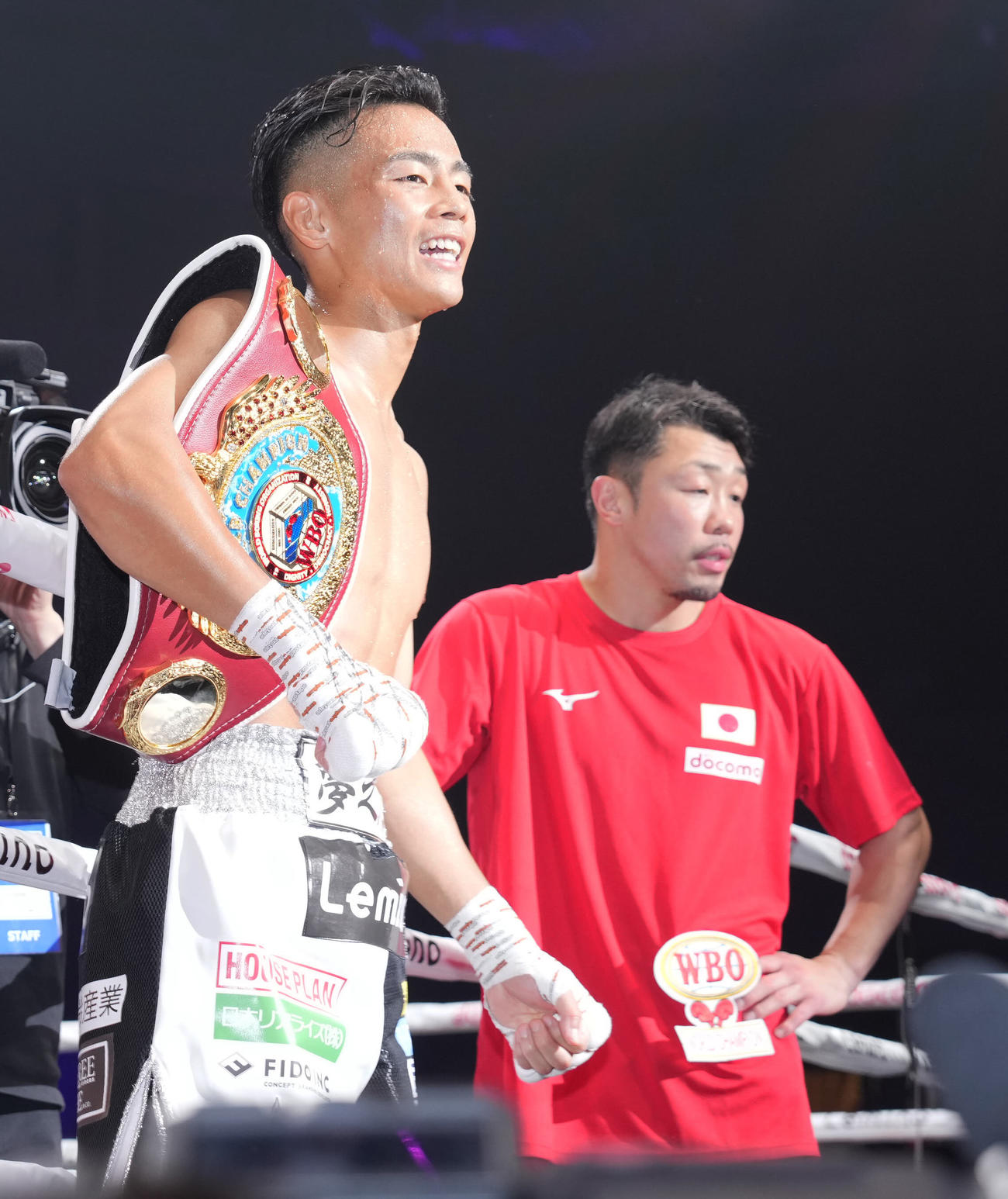 1回TKO勝ちに笑顔を見せる武居（左）と八重樫トレーナー（撮影・鈴木みどり）
