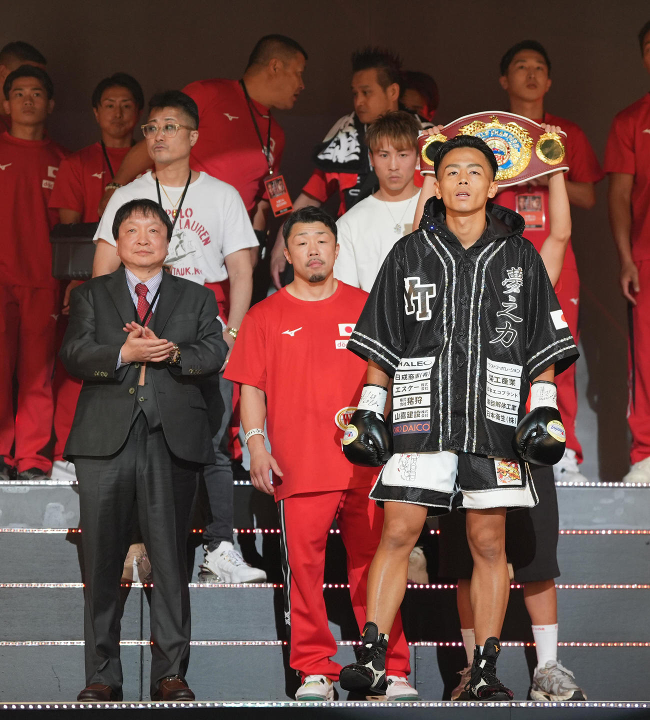 入場する武居（右）（撮影・鈴木みどり）