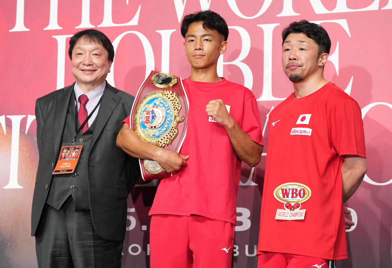 ユッタポンに勝利し防衛に成功したWBO世界バンタム級王者の武居（中央）は大橋会長（左）、八重樫東トレーナーと記念撮影（撮影・鈴木みどり）