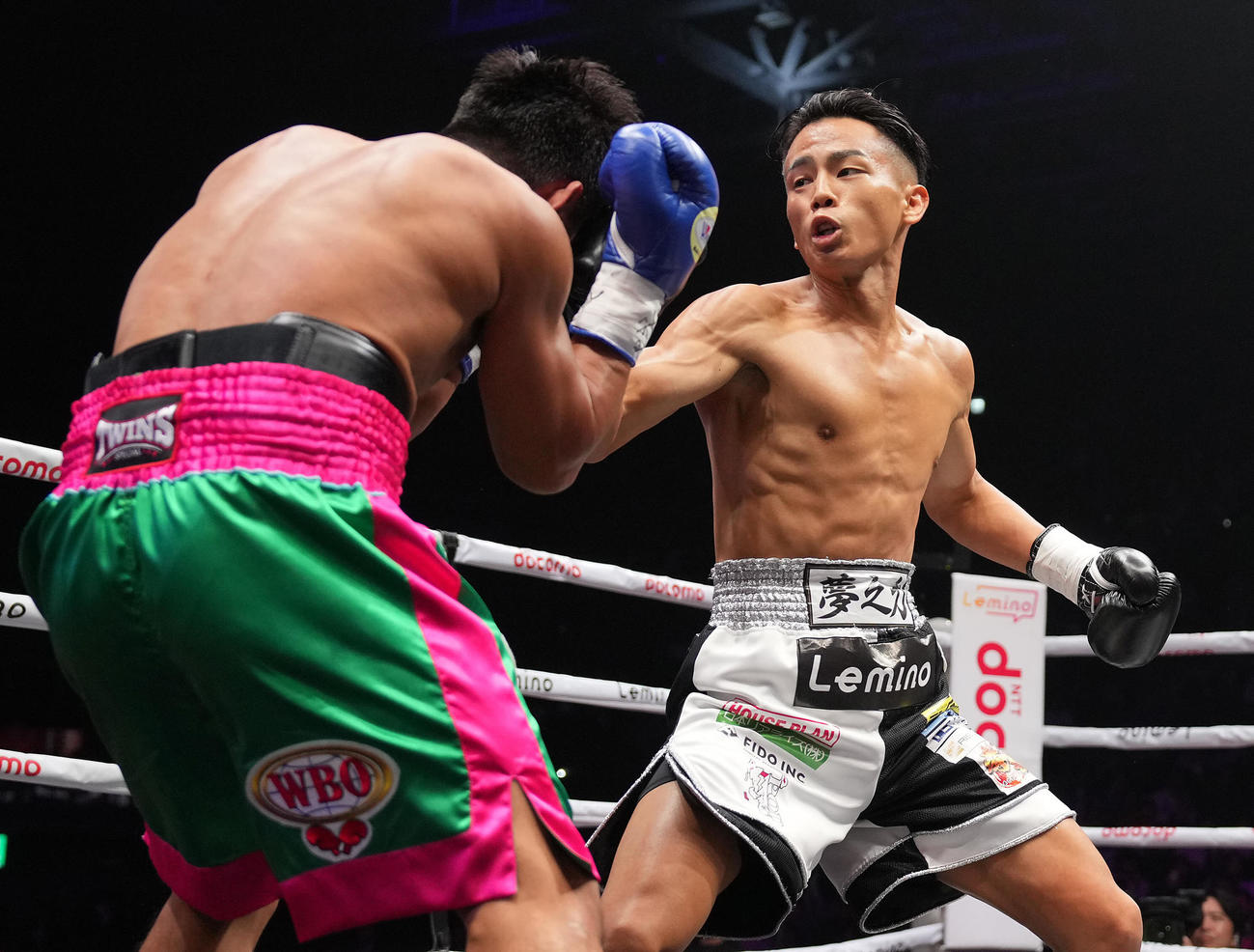 1回、ラッシュをかける武居（右）（撮影・鈴木みどり）