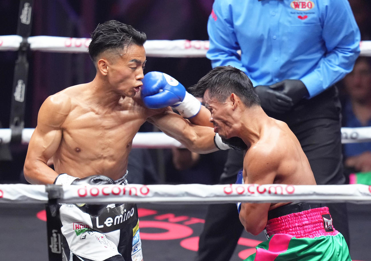 1回、武居（後方）はユッタポンから2度目のダウンを奪う（撮影・足立雅史）
