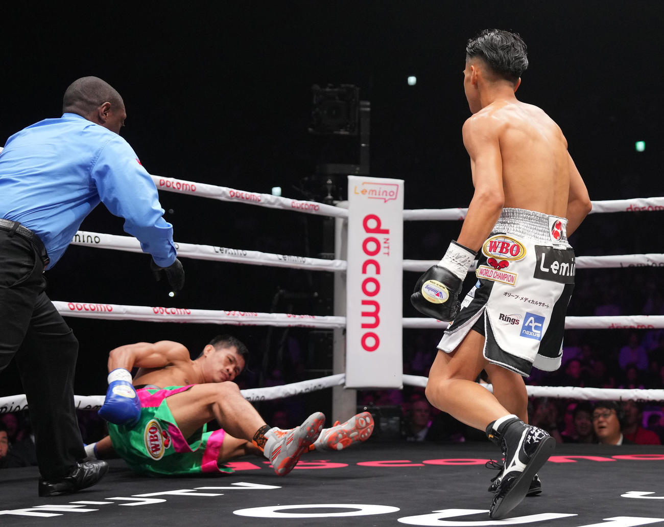 1回、2度目のダウンを奪う武居（右）（撮影・鈴木みどり）