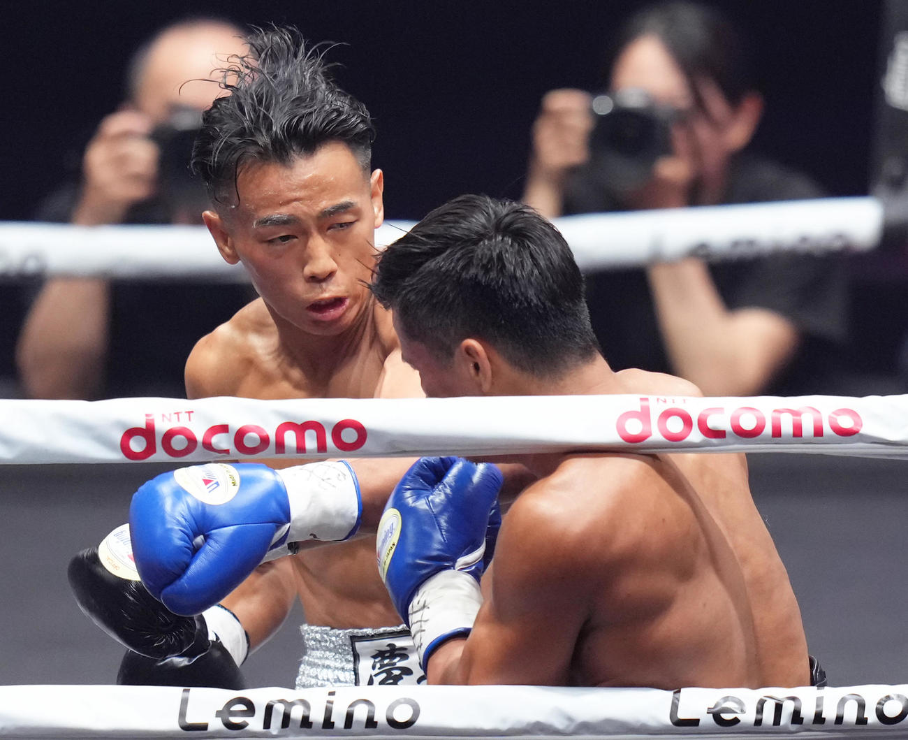 1回、武居（左）はユッタポンから3度目のダウンを奪う（撮影・足立雅史）