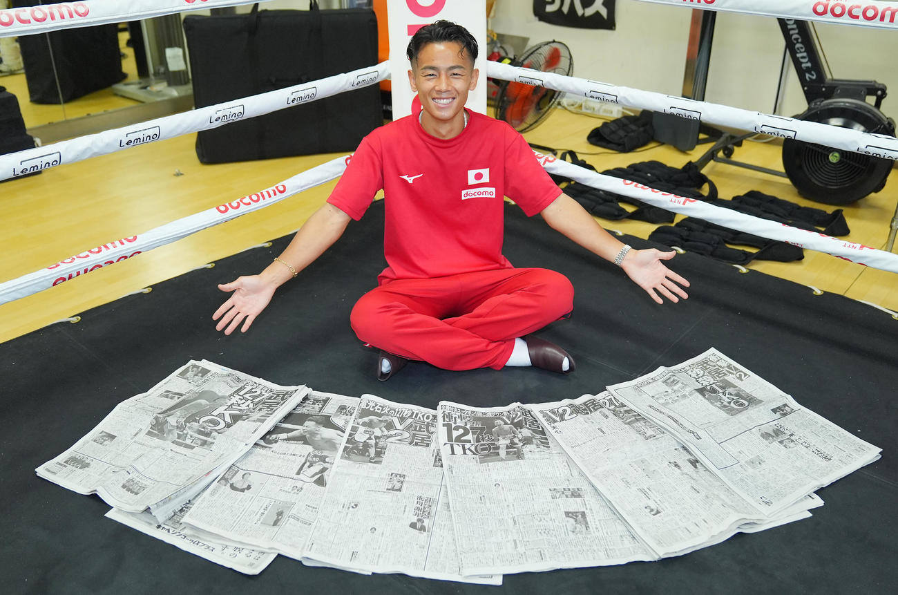 WBO世界バンタム級王座防衛一夜明け会見で自身が掲載された新聞の紙面を前に写真に納まる武居（撮影・垰建太）