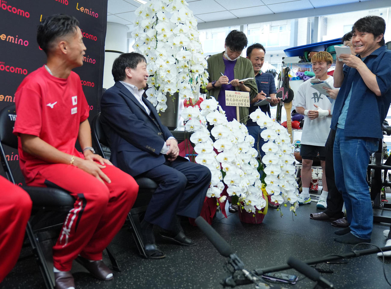 会見で武居（左）に記者に紛れて質問する井上（右奥）（撮影・垰建太）