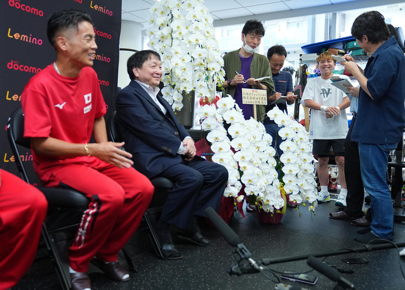 会見で武居（左）に記者に紛れて質問する井上（右奥）（撮影・垰建太）