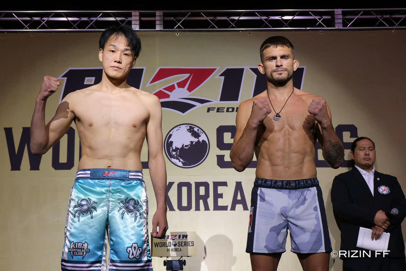計量オーバーしたジョニー・ケース（右）と対戦相手の大原樹里（C）RIZIN FF
