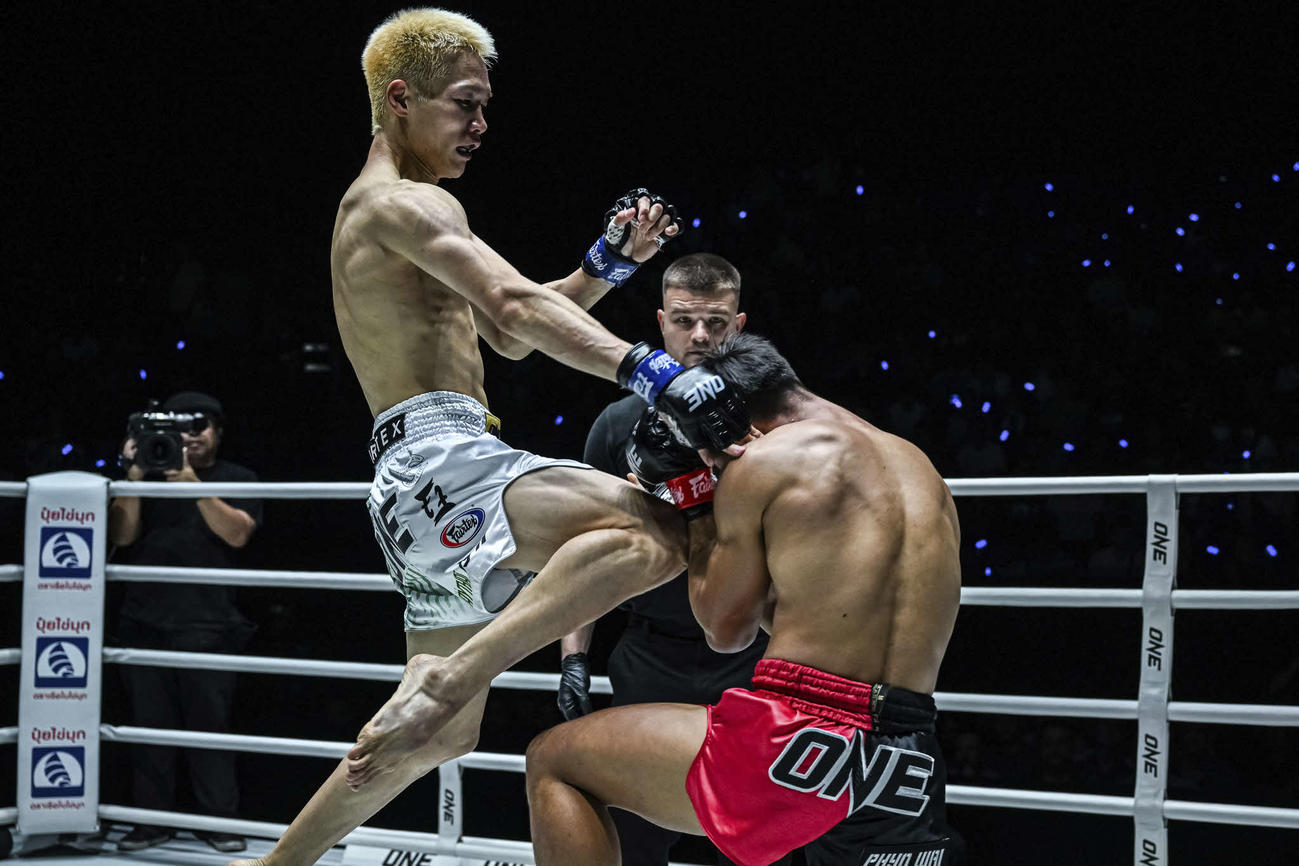 強烈な飛びヒザを浴びせる睦雅（C）ONE Championship