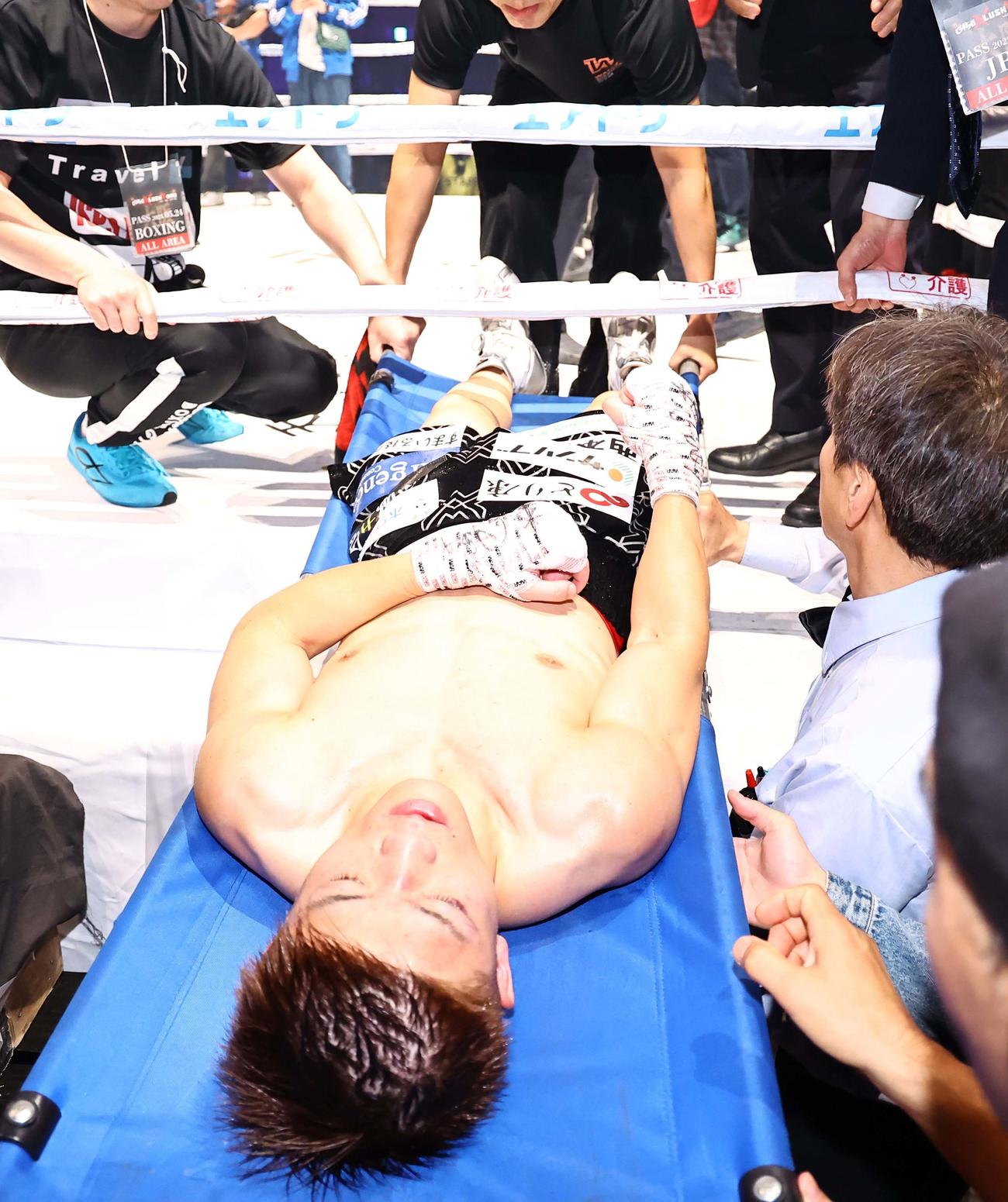 試合後、担架で運ばれる重岡銀次朗＝2025年5月24日