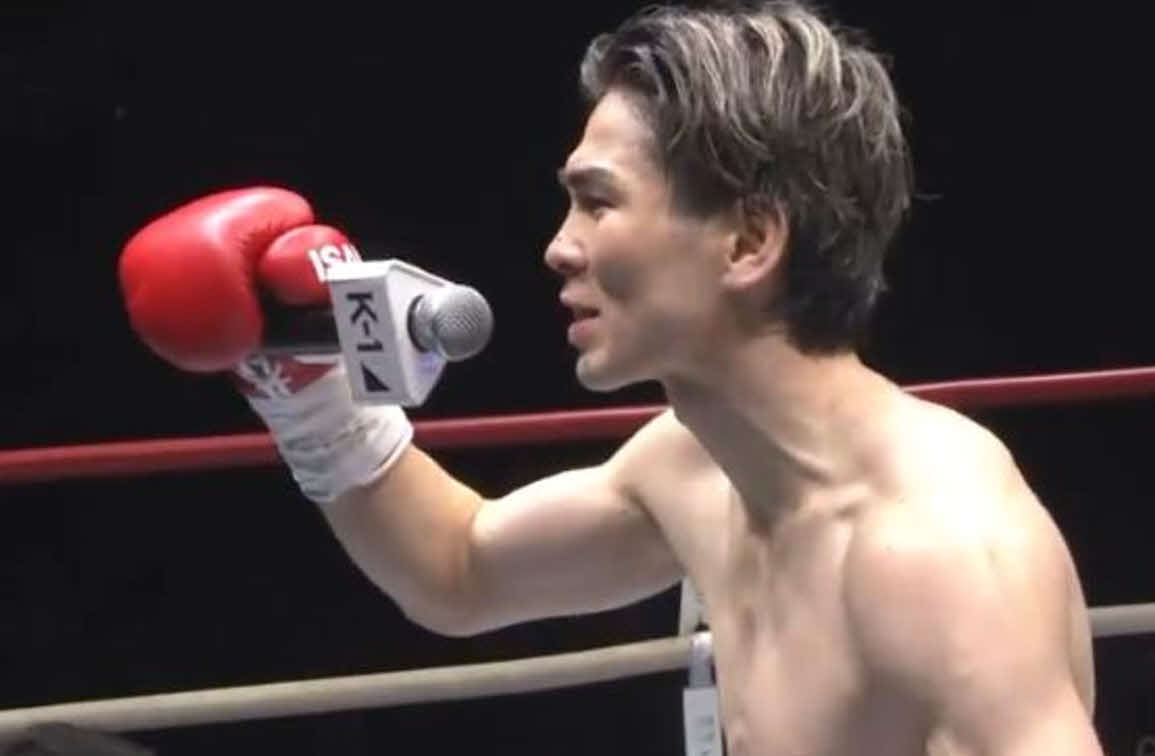 試合後のマイクでアピールするレオナ・ペタス（K－1公式Xから）