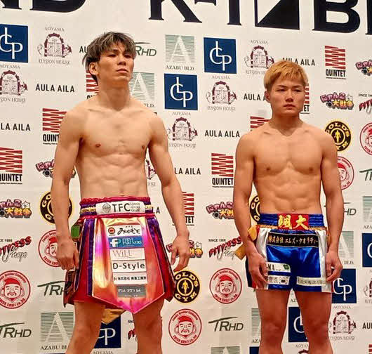 公開計量で怒りに満ちた表情を見せるレオナ・ペタス（左）と2.2キロ超で申し訳ない表情を見せる天野颯大
