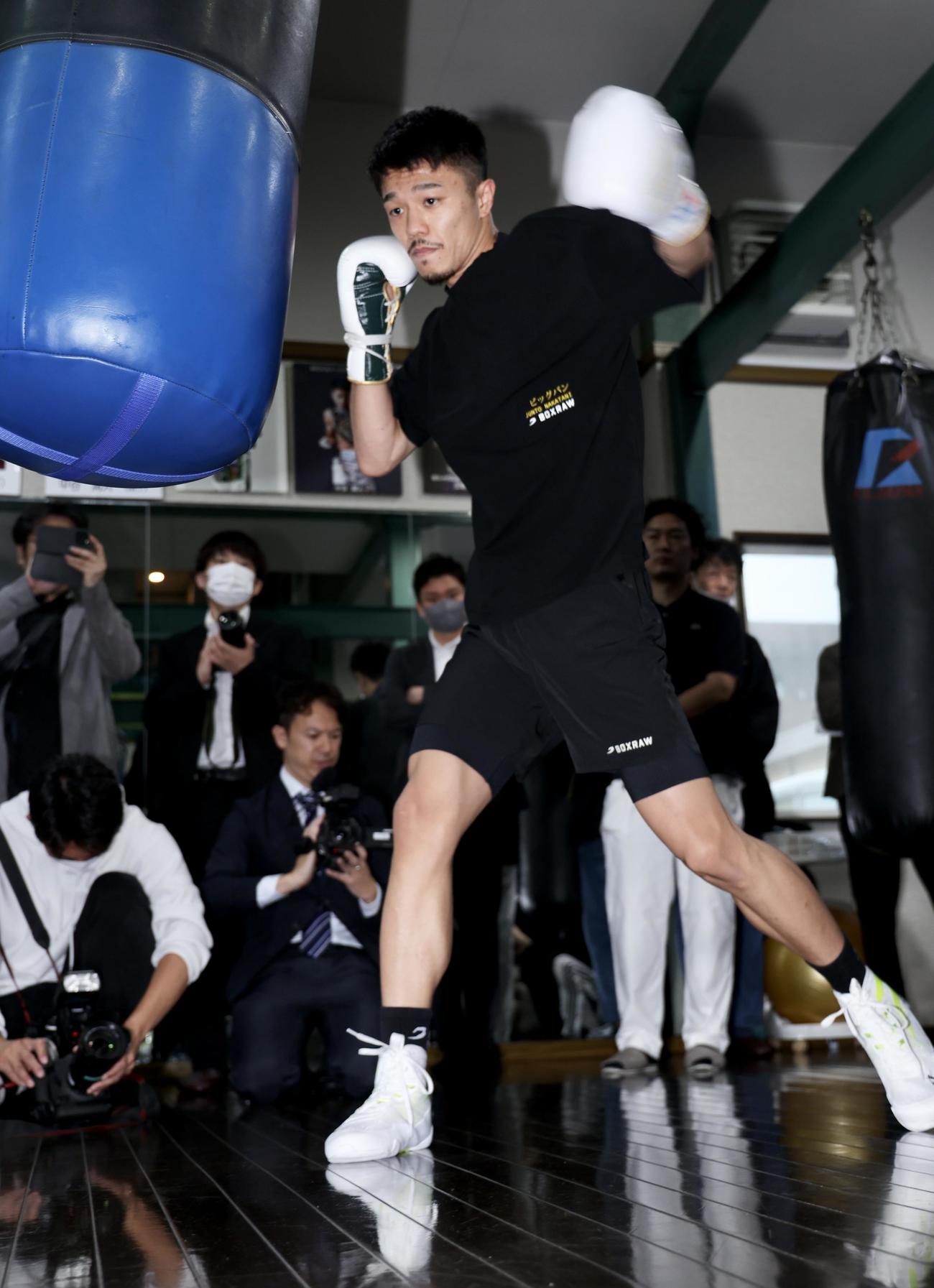 公開練習でサンドバッグに打ち込む中谷（撮影・河田真司）