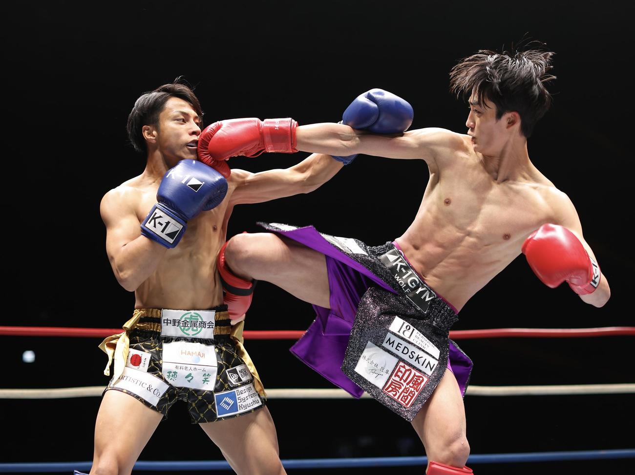 石井（左）と打ち合う大久保（撮影・河田真司）