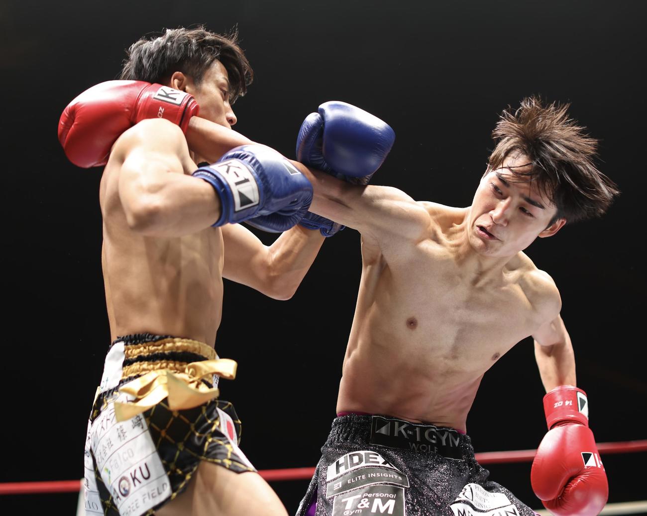 石井（左）と打ち合う大久保（撮影・河田真司）