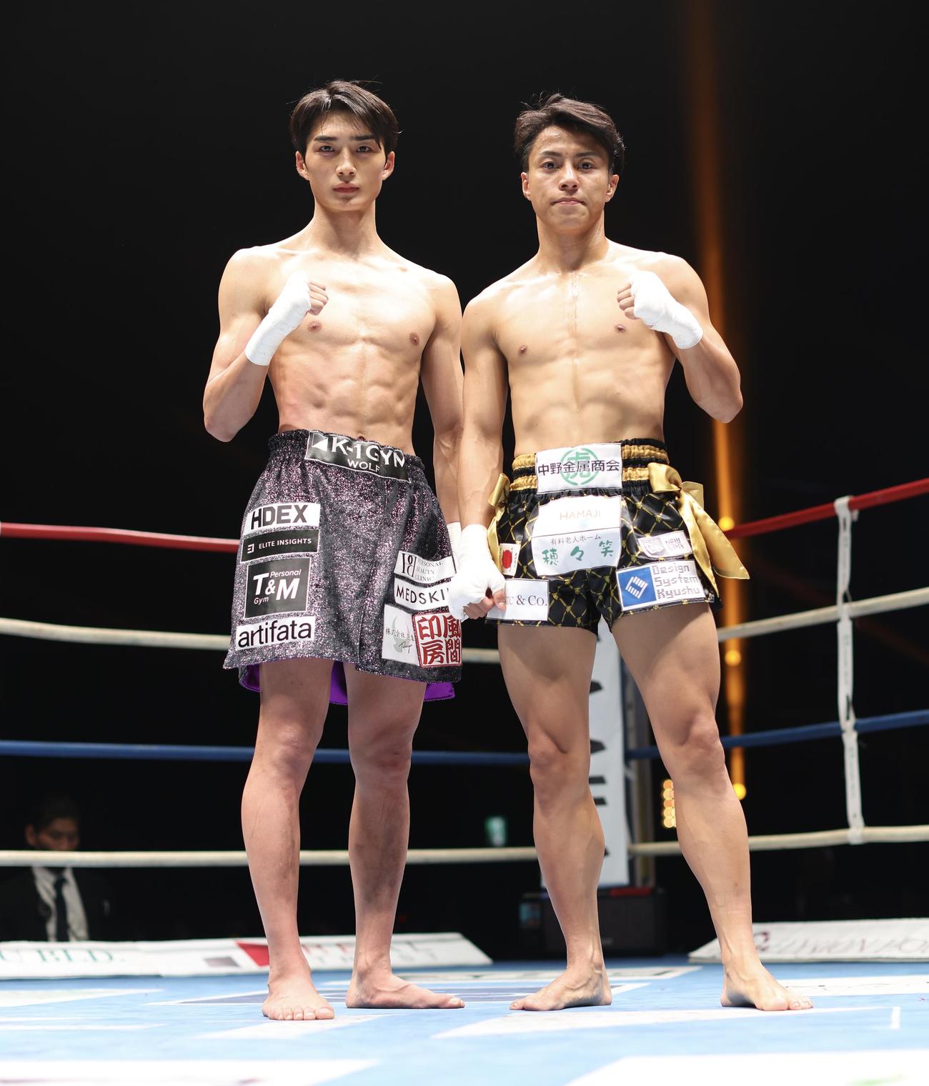 エキシビションマッチを終え写真に納まる大久保（左）と石井（撮影・河田真司）