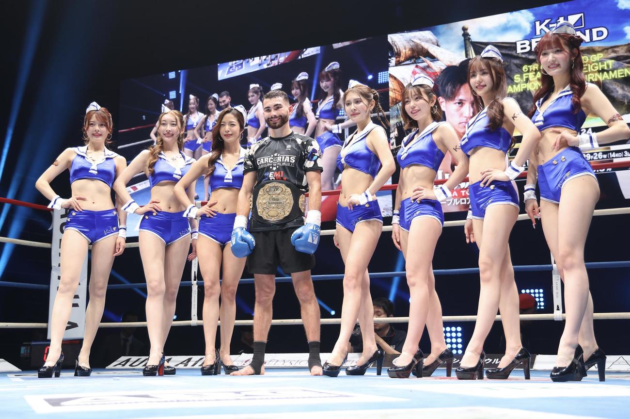 横山に勝利するレミー・パラ（中央）（撮影・河田真司）