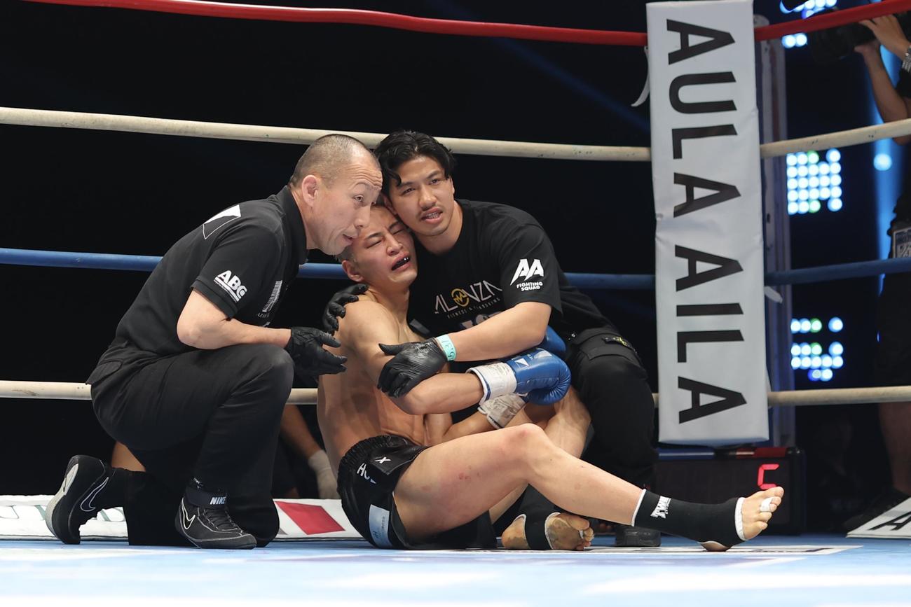 レミー・パラ対松山勇汰　レミー・パラに敗れる松山（撮影・河田真司）