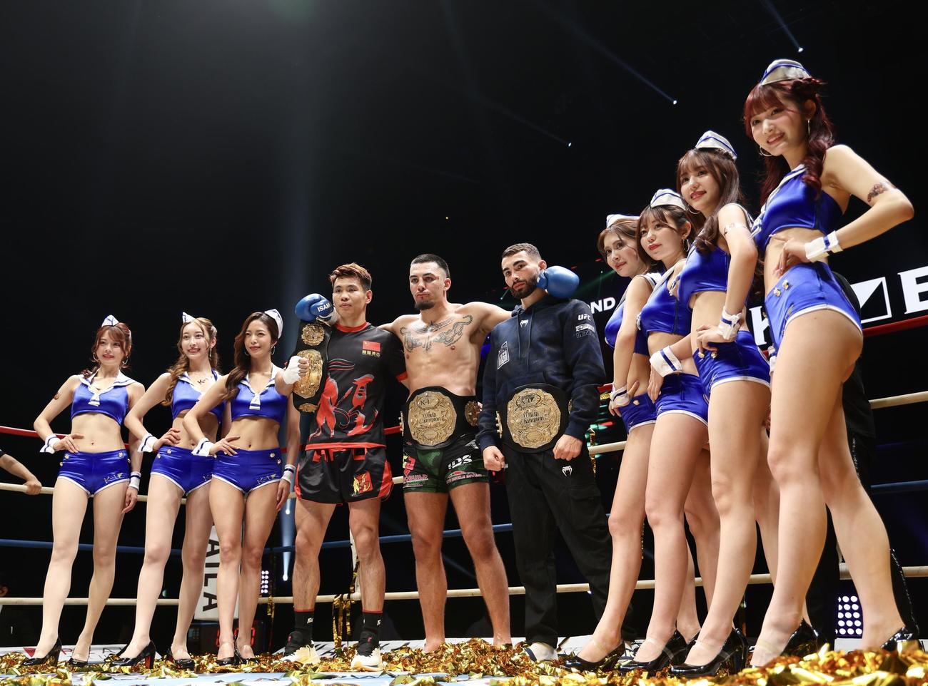 試合を終え写真に納まる、中央左からオウヤン・フェン、ティアン・ターザン、レミー・パラ（撮影・河田真司）