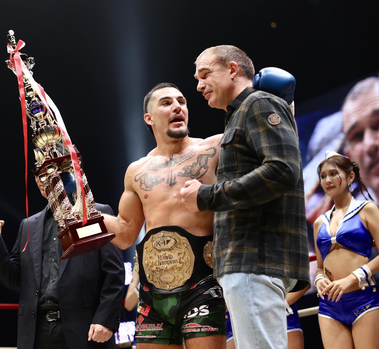 マハムード・サッタリにKO勝利したティアン・ターザン（左）はピーター・アーツ氏と言葉を交わす（撮影・河田真司）
