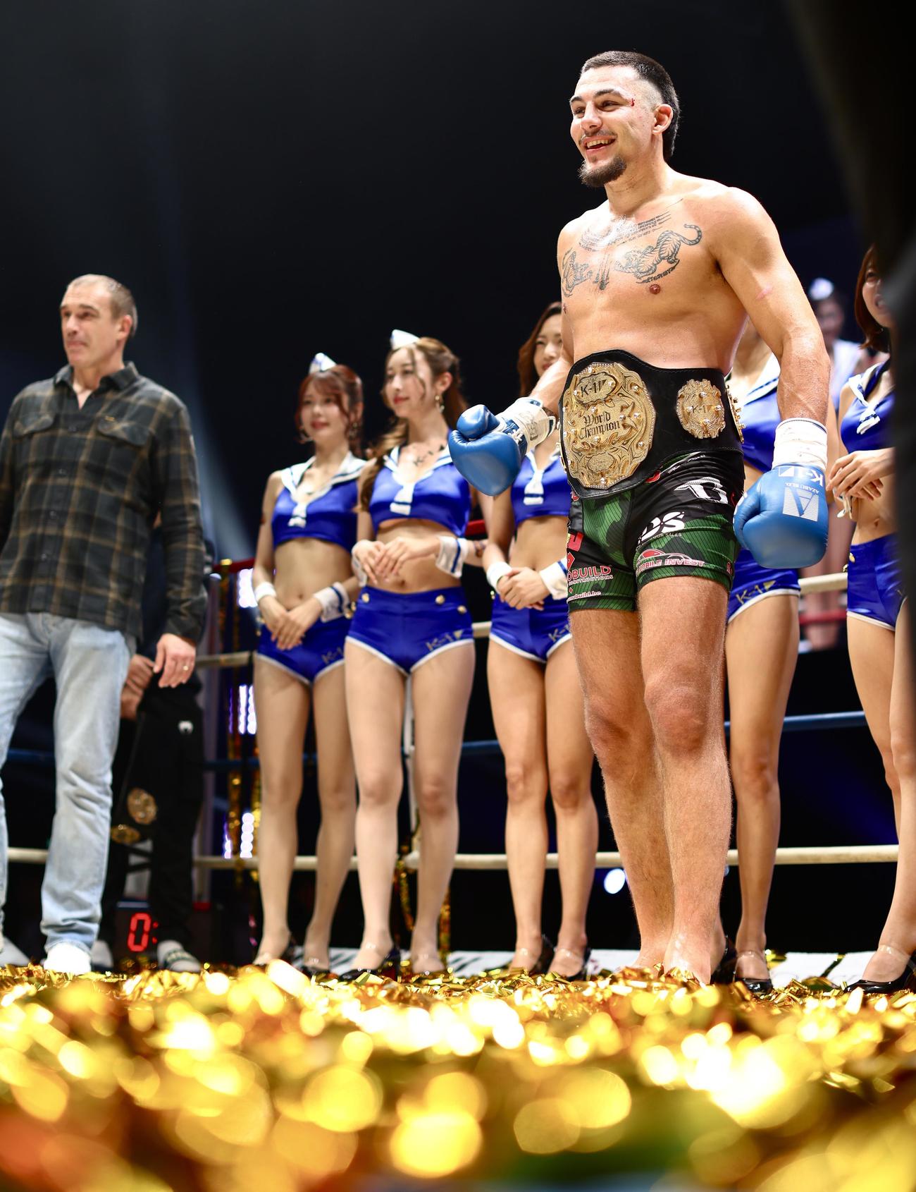マハムード・サッタリにKO勝利するティアン・ターザン。後方左はピーター・アーツ氏（撮影・河田真司）