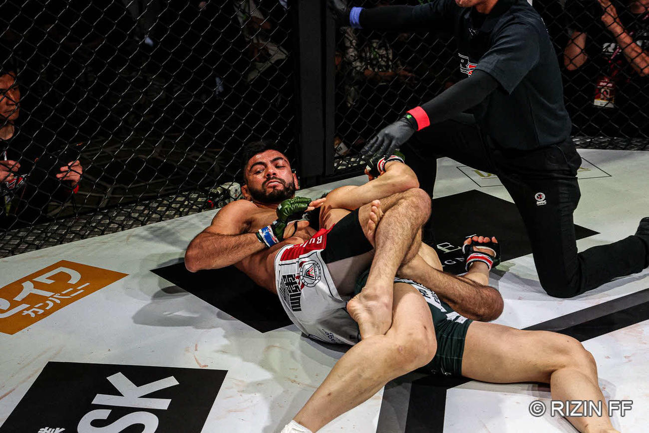 相手を絞め落として勝利したホベルト・サトシ・ソウザ（C）RIZIN FF