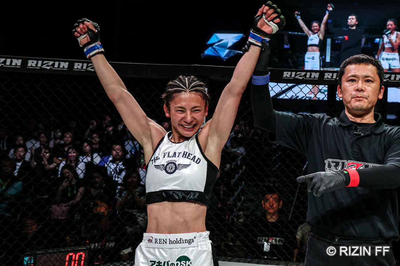 勝利したケイト・ロータス（C）RIZIN FF