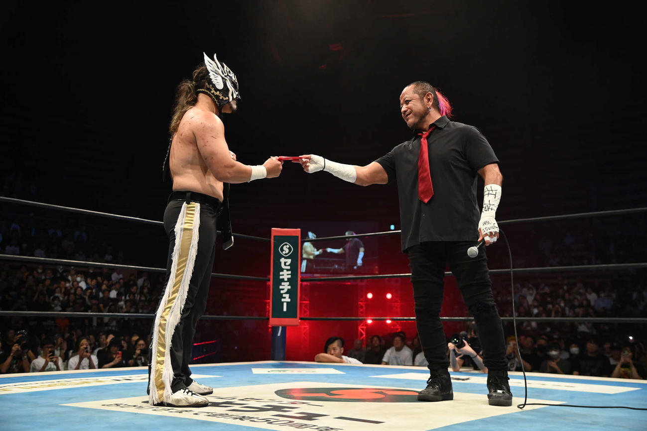 葛西純（右）から招待状を手渡されるエル・デスペラード（C）新日本プロレス