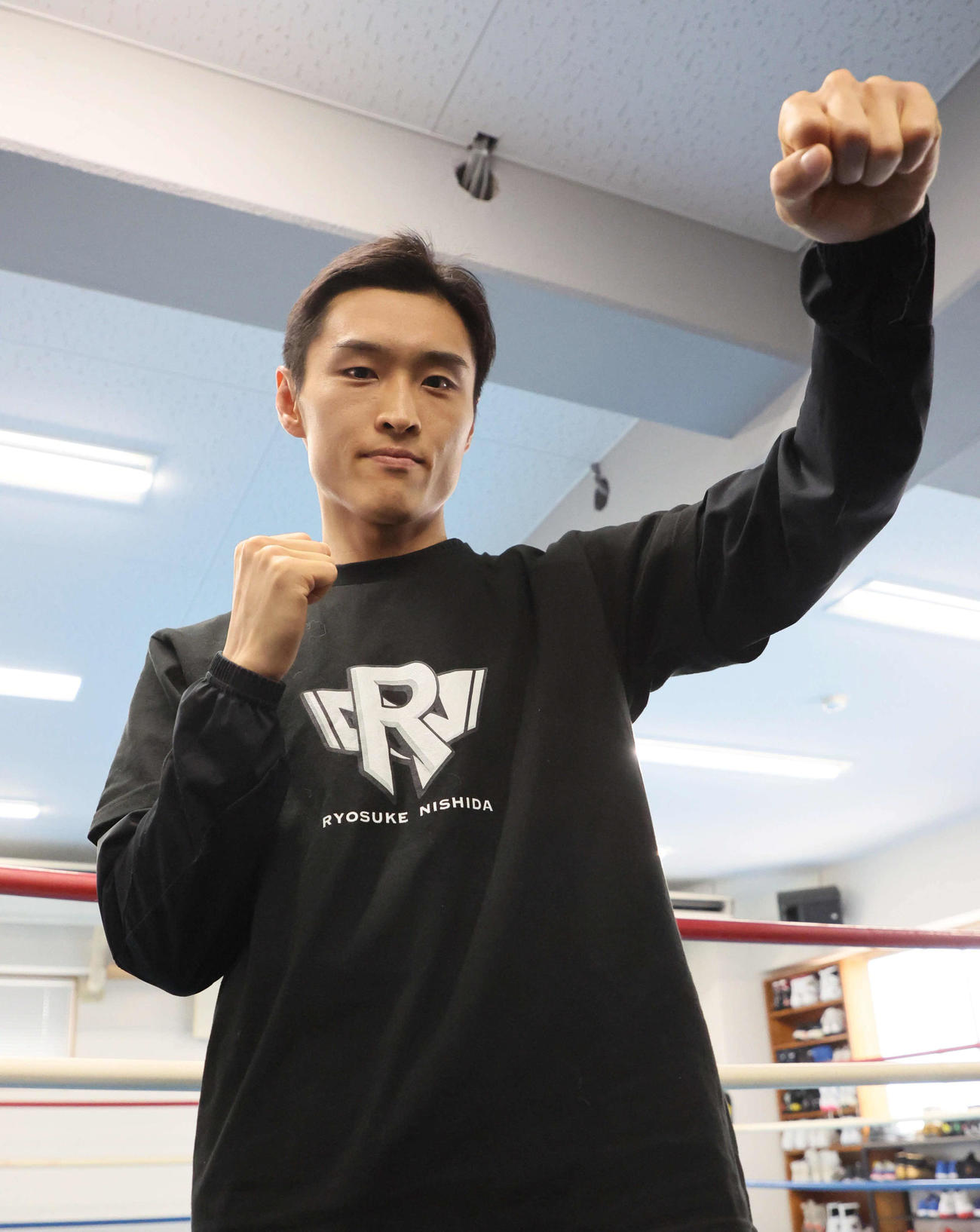 好調さをアピールした西田凌佑（撮影・宮崎幸一）