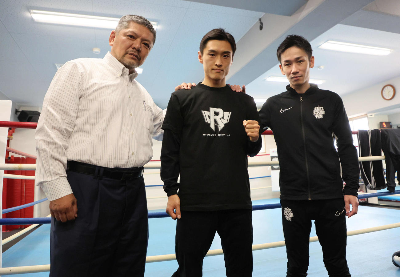 好調さをアピールした西田凌佑（中央）と枝川孝会長（左）。右は武市晃輔トレーナー（撮影・宮崎幸一）