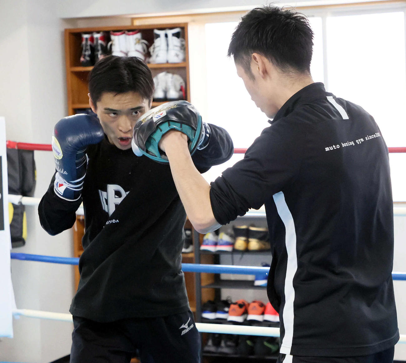 武市晃輔トレーナー（右）を相手にミット打ちする西田凌佑（撮影・宮崎幸一）