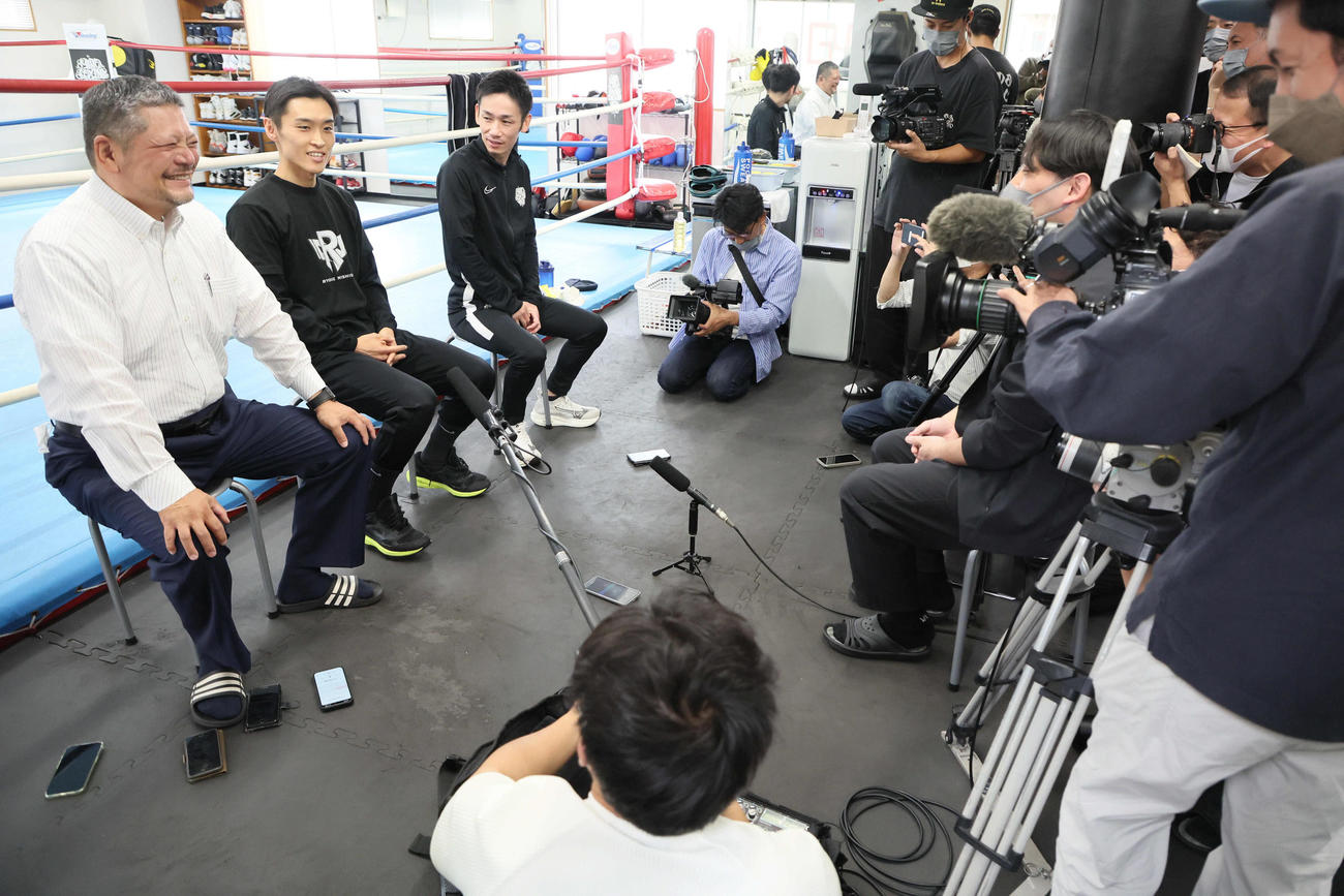 好調さをアピールした西田凌佑（中央）と枝川孝会長（左）。右は武市晃輔トレーナー（撮影・宮崎幸一）