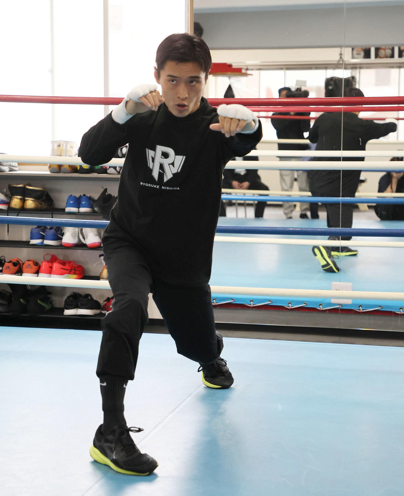 シャドーボクシングをする西田凌佑（撮影・宮崎幸一）