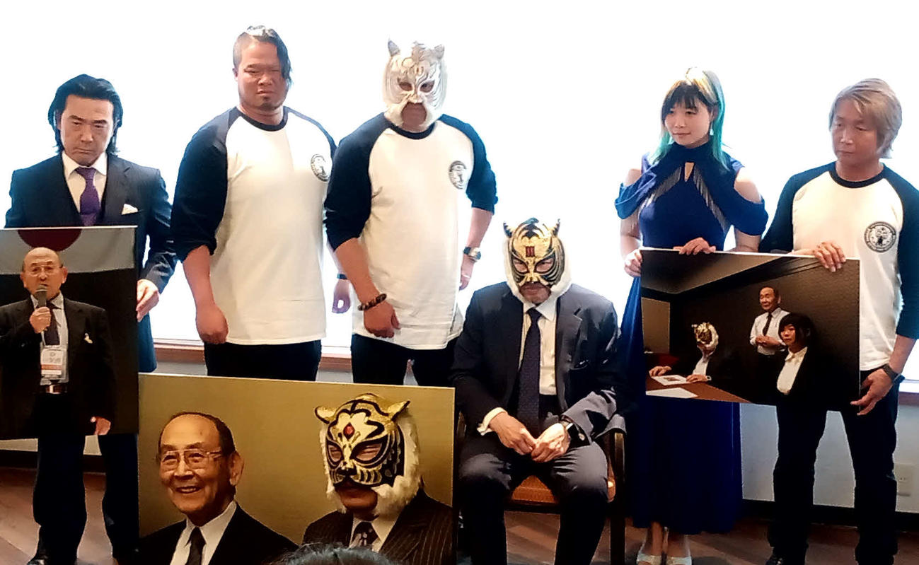 初代タイガー佐山聡も長嶋さんへの追悼の言葉を口にした（左からSSPW平井丈雅代表、間下隼人、スーパー・タイガー、佐山聡、MIRAI、日高郁人）