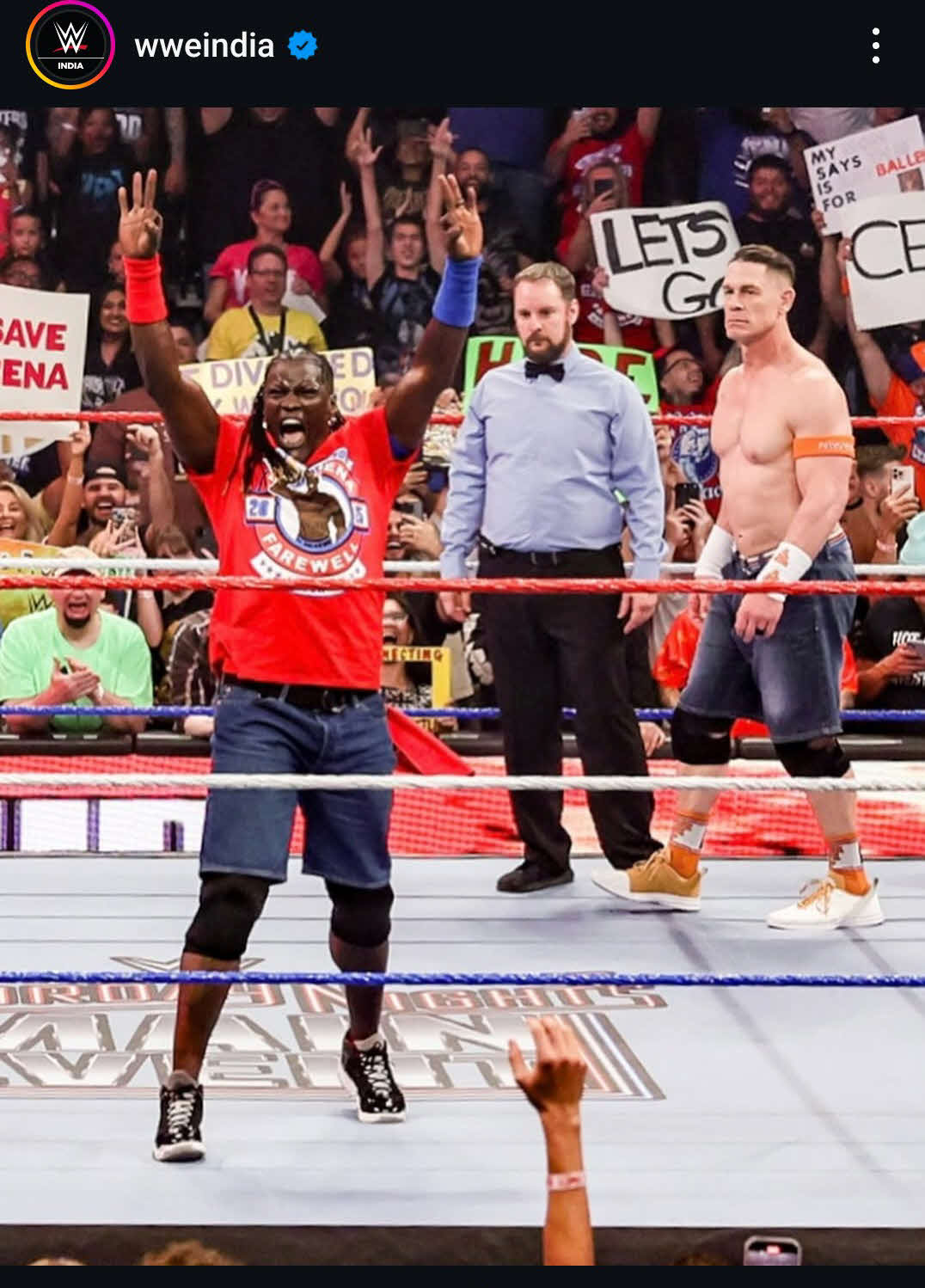 5月24日のWWEサタデーナイト・メインイベント大会で統一王者ジョン・シナ（右端）と対戦したRトゥルース（左端）（WWEインド公式インスタグラムから）
